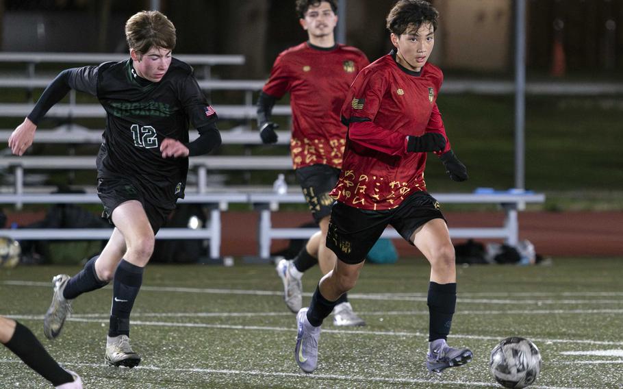 Elias Venetsanakos dribbles the ball.