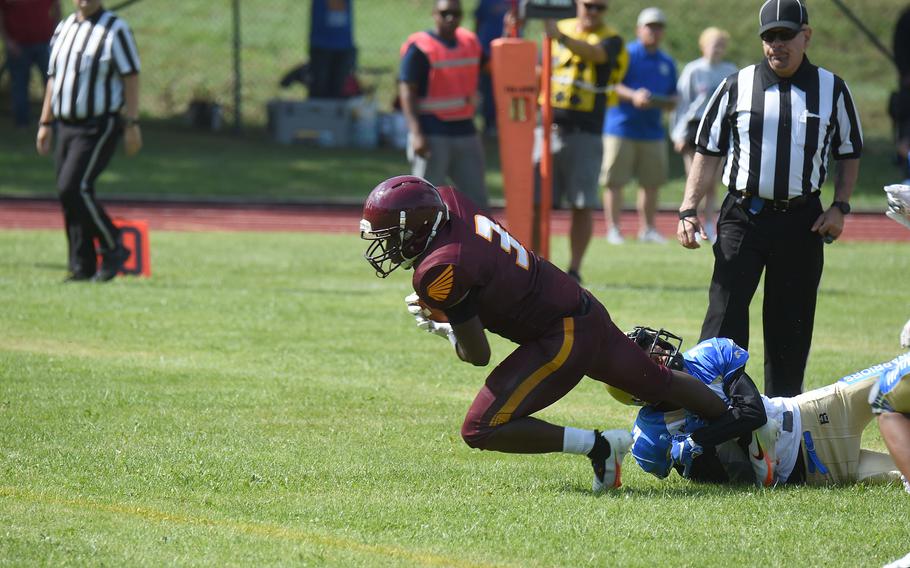 Vilseck Falcons’ Temeco Richardson dives for the goalline for a touchdown. 