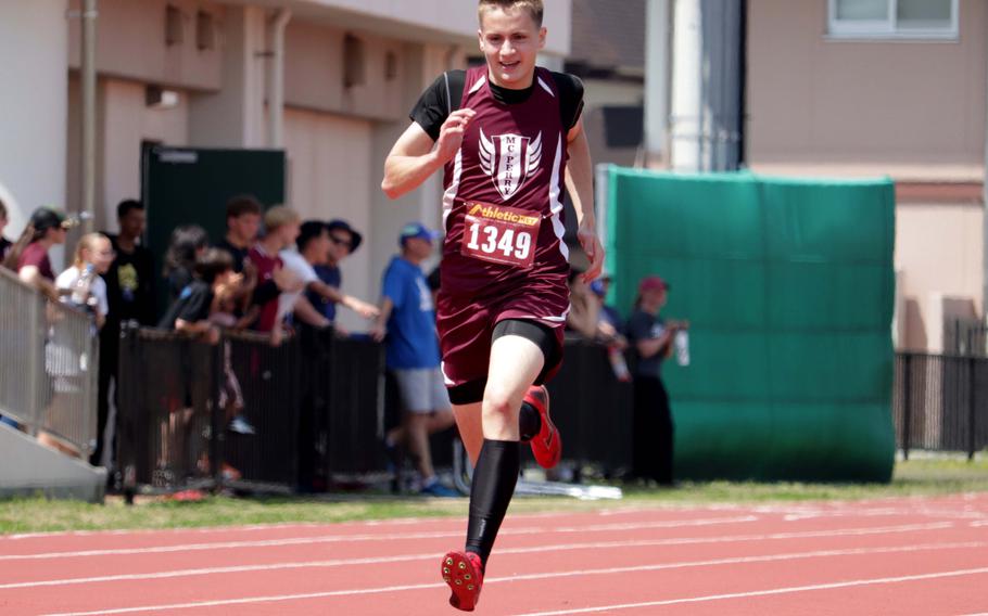William Line runs in the 400.