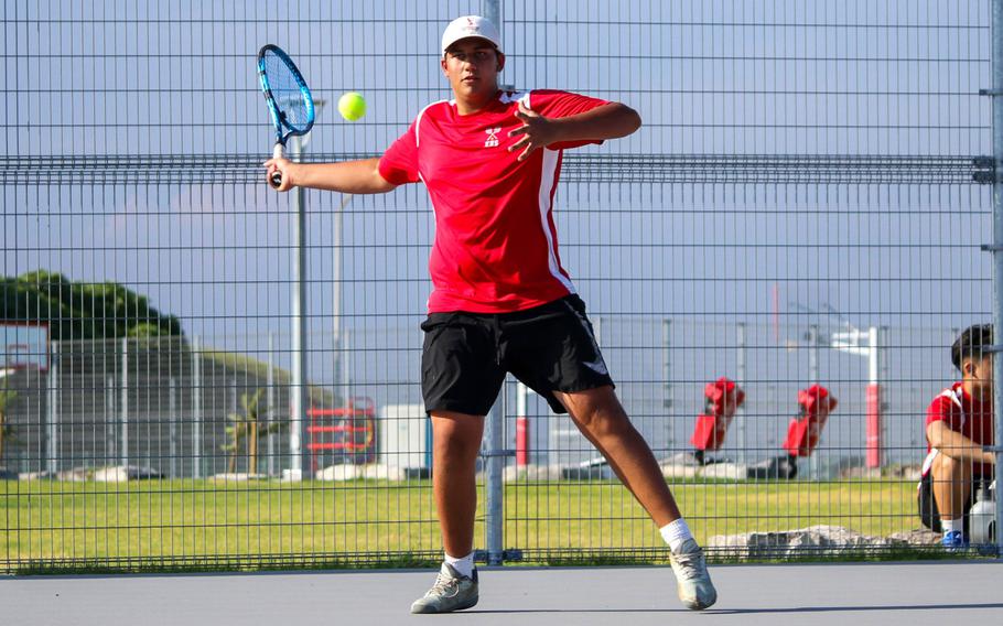 Tavi Shah plays tennis.
