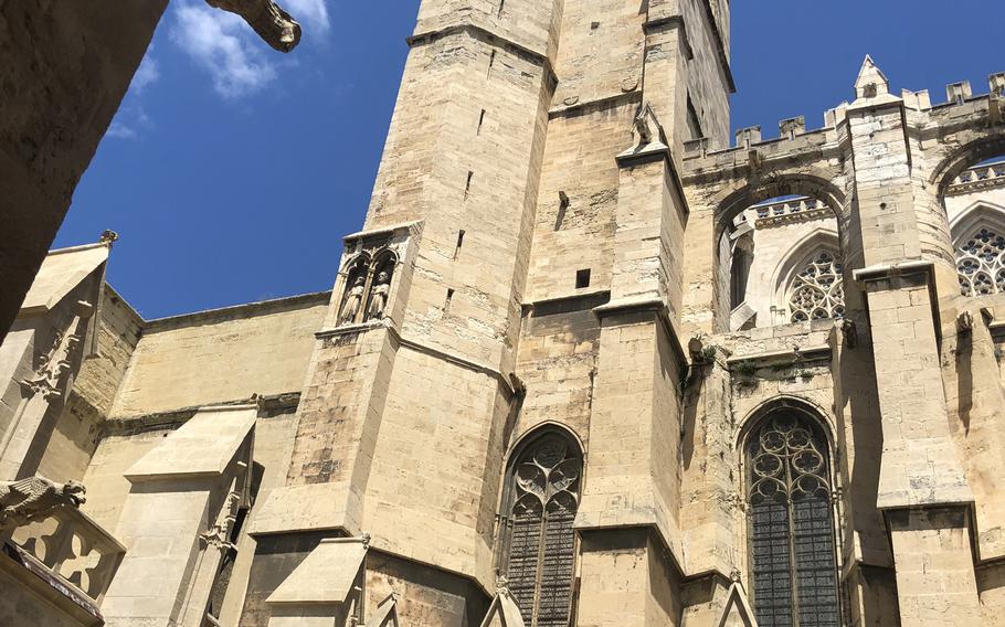 The cloisters at the Saint-Just-et-Saint-Pasteur cathedral are surrounded by stunning Gothic architectural details, although the monument, started in 1272, was never finished. 