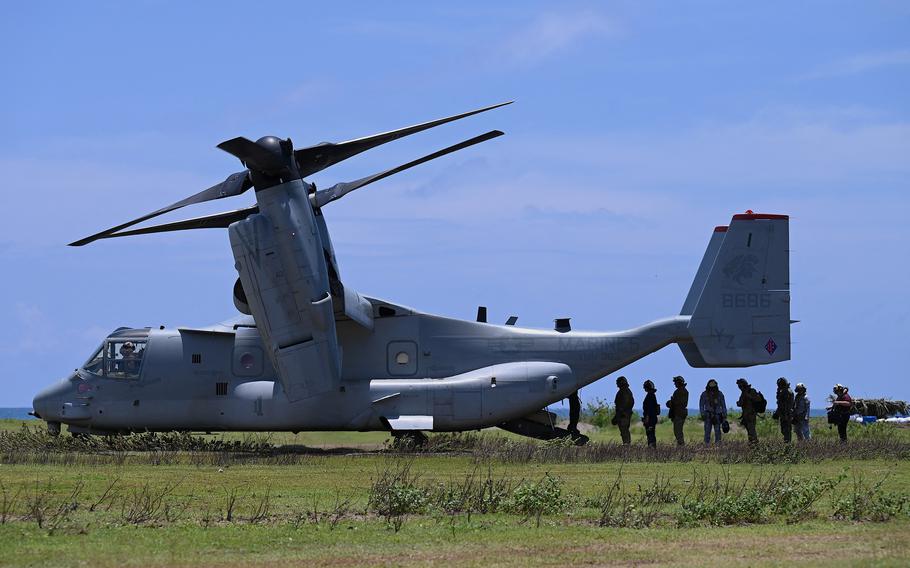 People get on board a MV-22B Osprey aircraft in Tarampitao Airfield in Rizal, Palawan, on Aug. 21, 2023, as a part of the Indo-Pacific Endeavor 2023 between the Armed Forces of the Philippines and the Australian Defense Force called Exercise Alon.