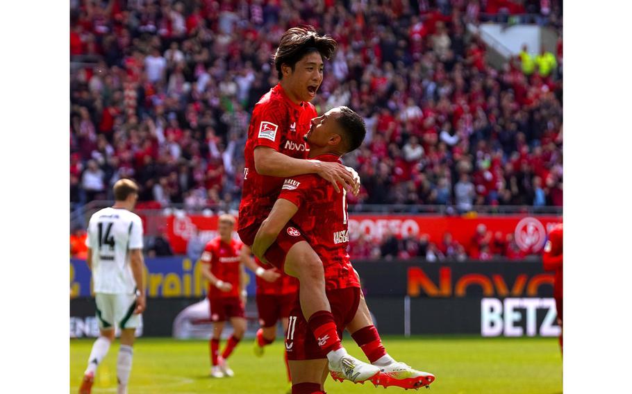 Daisuke Yokota celebrates his goal