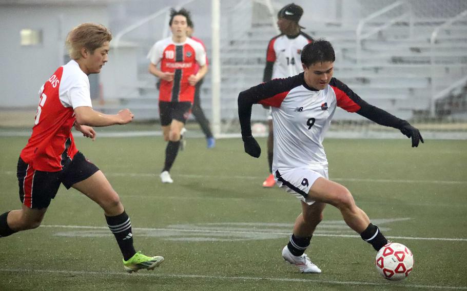 Titus Eckert moves upfield.