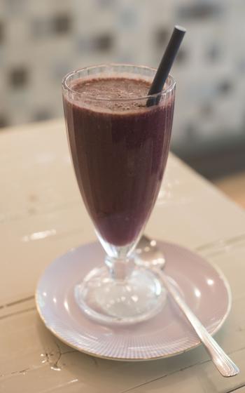 Several types of smoothie are served at Isabella's Frankfurt location. Among them is the Amazing Acai, which contains bananas, strawberries, blueberries, sour cherries, dates, coconut puree, acai and lemon juice.