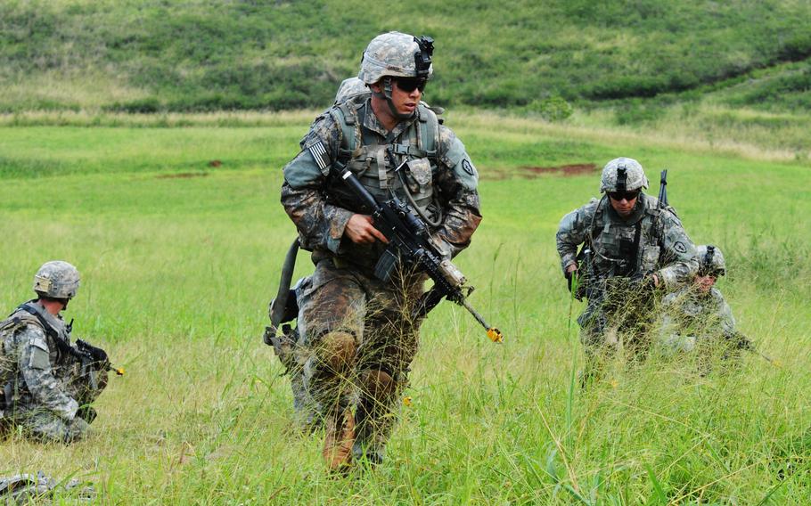 U.S. soldiers advance forward from a fighting position during a training exercise at a training area in Makua Valley, Hawaii, April 16, 2013. 