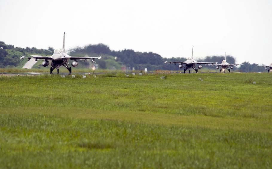 Air Force F-16 Fighting Falcons and South Korean KF-16s taxi to the runway at Seosan Air Base, South Korea, Aug. 20, 2014. 