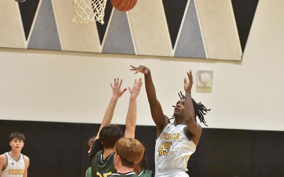 Vicenza’s Joe Kelly puts up a shot Friday, Feb. 2, 2024, in a game against Naples in Vicenza, Italy. The Cougars won 65-49.