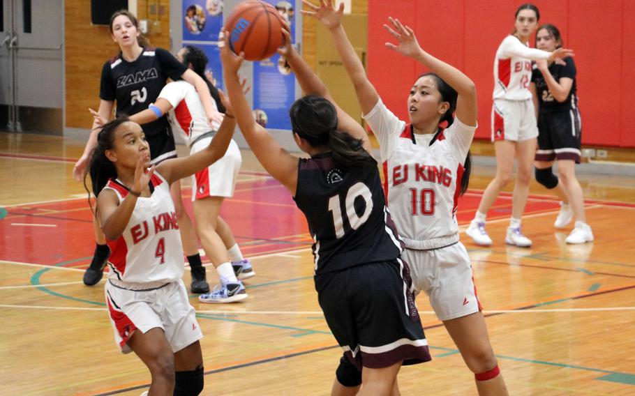 Miona Fujita gets surrounded by King defenders.