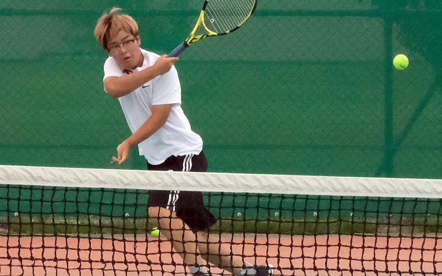 Humphreys' Elliott Lee smacks a forehand return during his 8-2 win over Daegu's Jason Woo during Saturday's Korea  tennis matches.