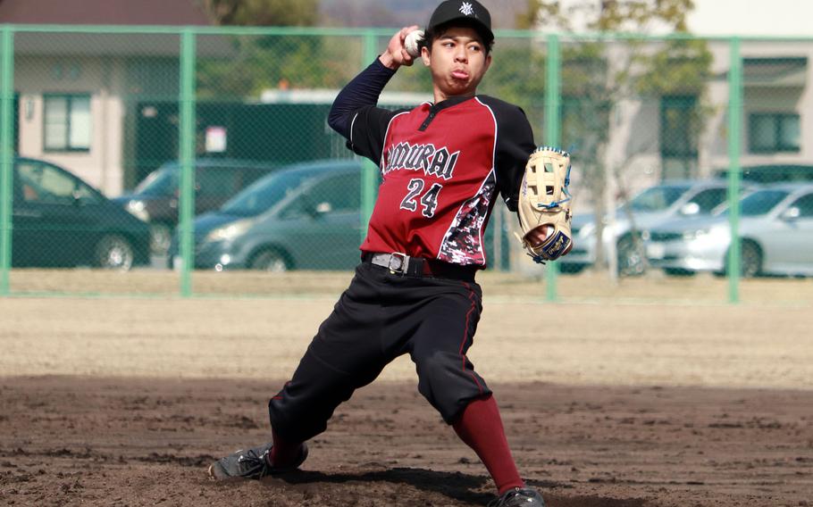 Akiro Hiromoto pitches.