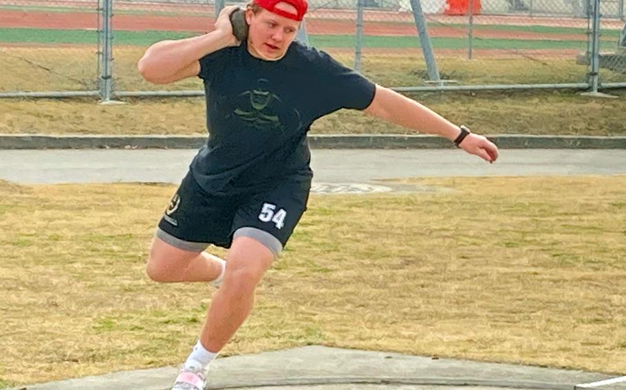 Humphreys junior thrower Ethan Elliott says he's hoping to reach 15 meters in the shot put and 45 in the discus this track and field season.