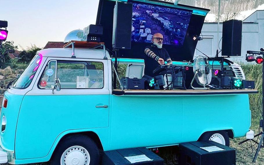 Didi (DE) and his DJ Bus will be laying down the beats on Stiftsplatz on Thursday at 5 p.m.