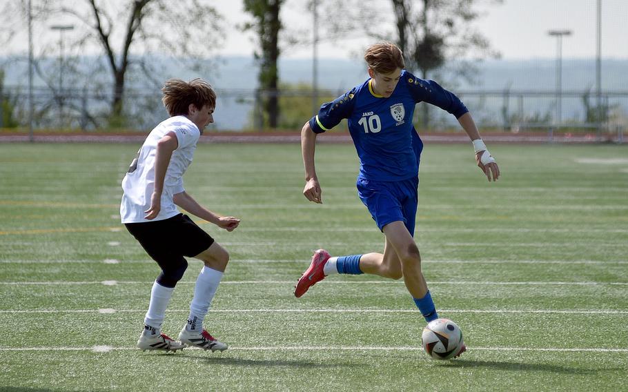 Jaden Ruiz dribbles.