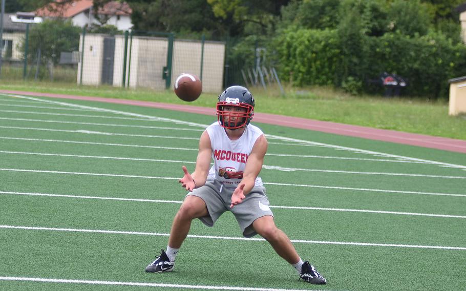 Kristian Thomas gets set to catch the ball.