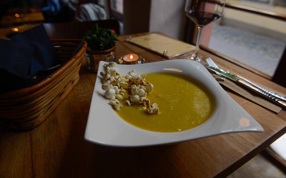 Maissuppe mit einer dekorativen Prise gepopptem Mais kann als Vorspeise oder als schnelles Mittagessen im veganen Bistro DieDa im Weingut in Bad Dürkheim bestellt werden.  Das kleine Restaurant bietet eine wechselnde Karte mit hausgemachten Suppen.