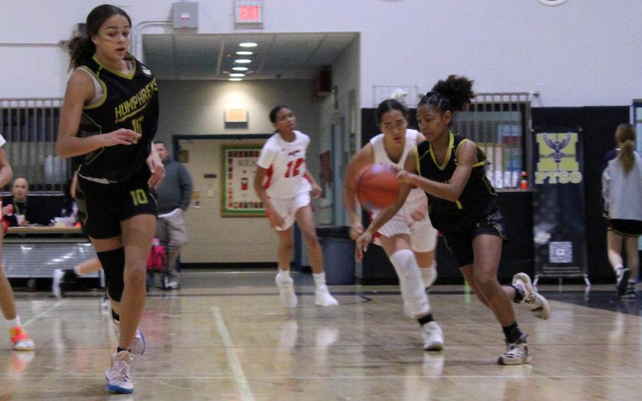 Humphreys’ Anaya Reyes gets an escort upcourt from teammate Leilani Hunter against Kinnick. The Red Devils won 28-21. 