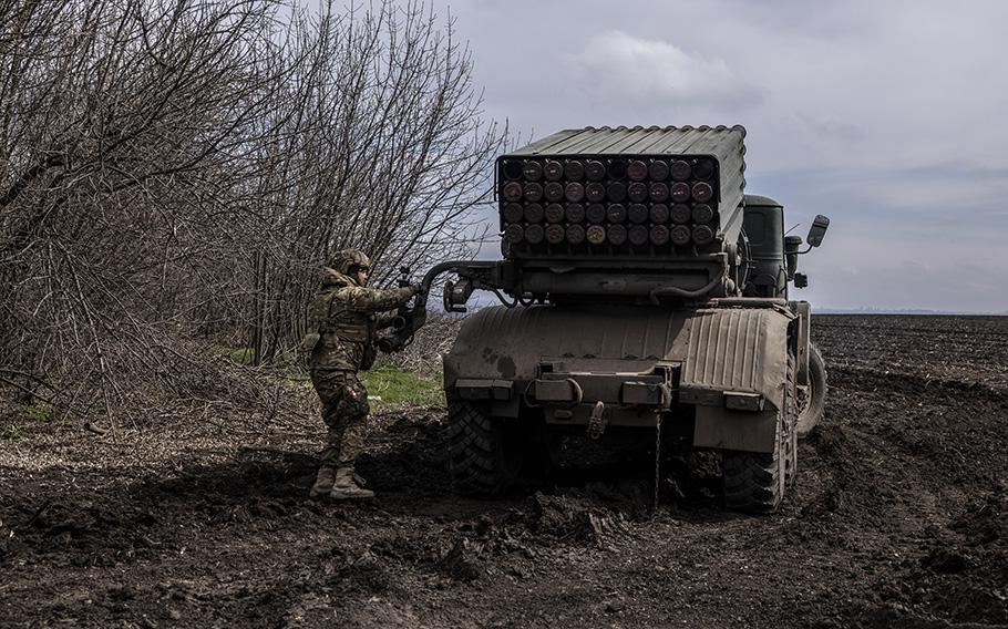 Ukrainian forces fire a 2S1 “Hvozdyka,” a Soviet-era 122mm self-propelled artillery installation, toward Russian positions. 