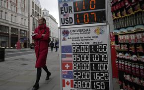 A sign shows the exchange rate in London, Tuesday, Sept. 27, 2022.