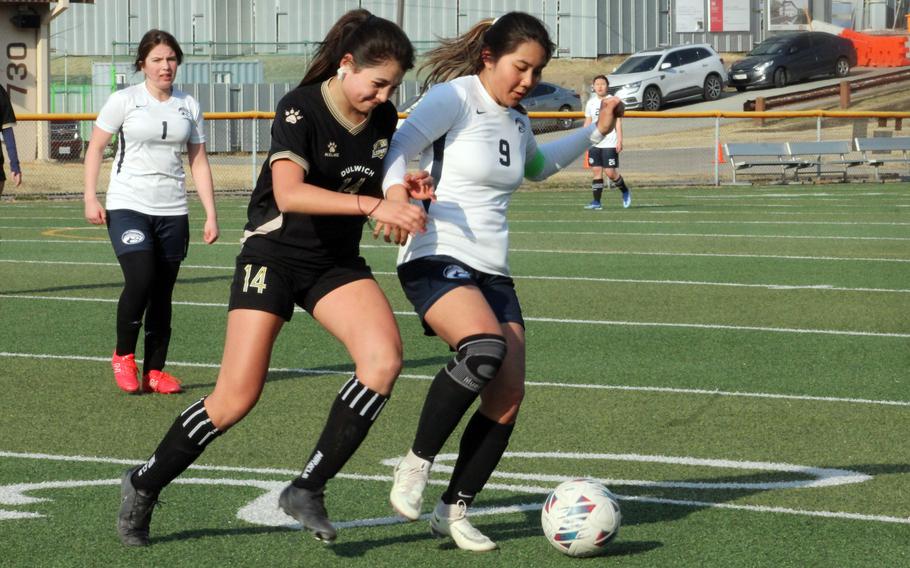 Osan’s Clarice Lee and Dulwich College Seoul’s Mari Beattie scuffle for the ball during Wednesday’s Korea girls soccer match. The teams played to a 1-1 draw.