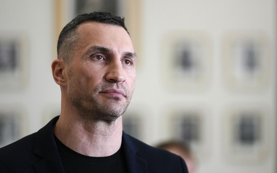 Der ehemalige Boxweltmeister im Schwergewicht Wladimir Klitschko nimmt am 31. März 2022 an einem Treffen in Berlin Teil. Berichten vom 31. Januar 2023 zufolge hat sich Klitschko dem Kampf der Ukraine gegen die Pläne des IOC angeschlossen, einige Russen an den Sommerspielen 2024 in Paris teilnehmen zu lassen,