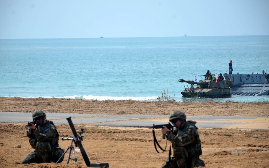 Los infantes de marina de Corea del Sur observan cómo un obús autopropulsado K-55 llega a tierra durante un asalto anfibio Cobra Gold frente a la playa de Hat Yao, Tailandia, el 1 de marzo de 2024.