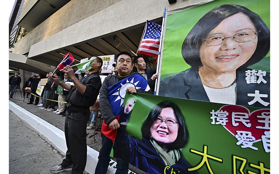 Taiwan supporters hold signs during a rally in front of the Westin Bonaventure hotel where Taiwan President Tsai Ing-wen spent the night ahead of meeting with Kevin McCarthy, in Los Angeles, April 4, 2023. 
