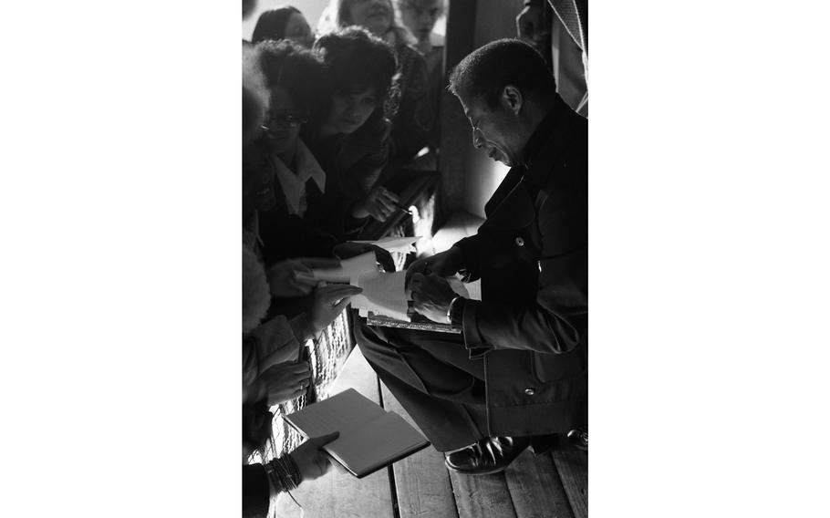 James Baldwin signs autographs at the Ludwigsburg High School.