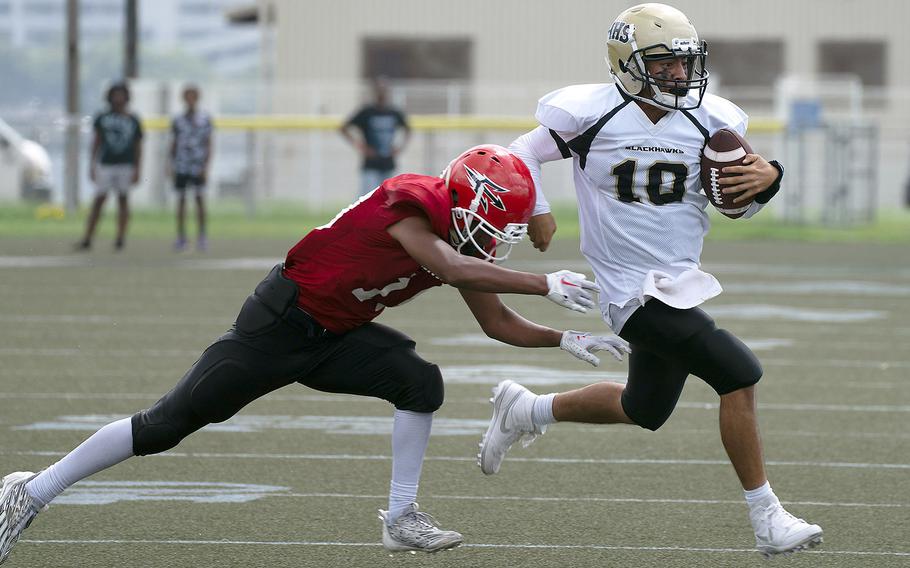 Humphreys quarterback Bradley Miller tries to elude Nile C. Kinnick's Michael Torres.