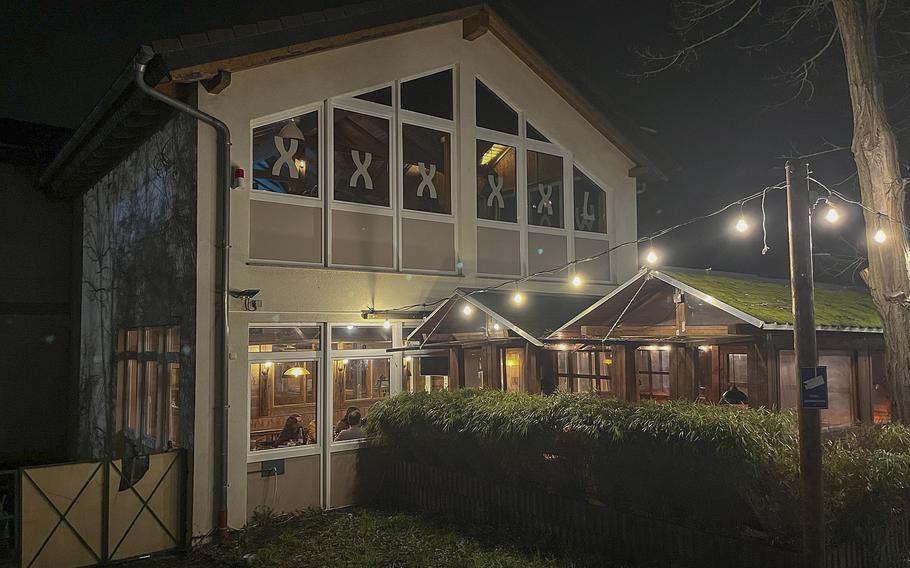 XXL Restaurant Waldgeist Hofheim promotes their XXXXXL menu with oversized entrees for patrons with enormous appetites.