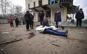 Nina Kovalenko, 66, cries over the body of her son Mykhailo Kovalenko, 34, who was killed by a Russian attack in Kostiantynivka, Ukraine, Saturday, Jan. 28, 2023. (AP Photo/Andriy Dubchak)