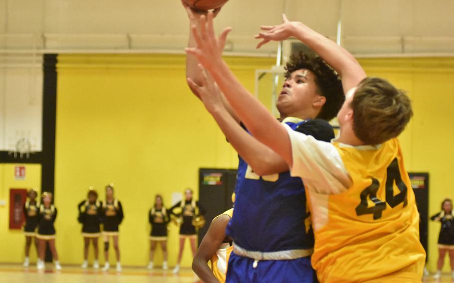 Drake Dawson is fouled by Vicenza's Grady Lester while trying to score Friday, Jan. 6, 2023, in the Jaguars' 55-28 victory over the Wildcats.