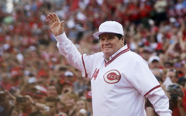 Pete Rose waves and acknowledges the cheers.