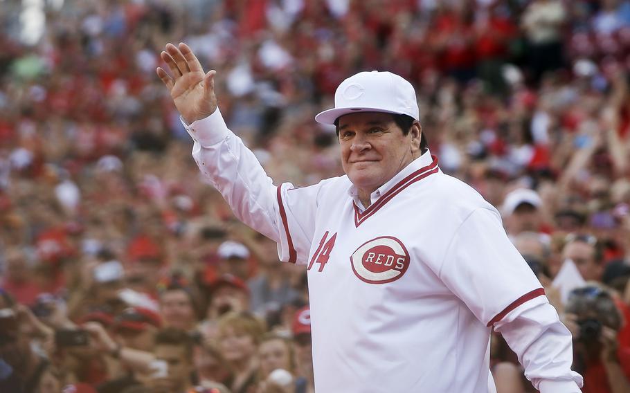 Pete Rose waves and acknowledges the cheers.