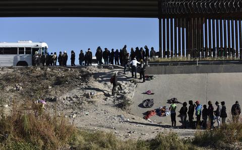 El alcalde de Texas declara estado de emergencia por la ola de migrantes