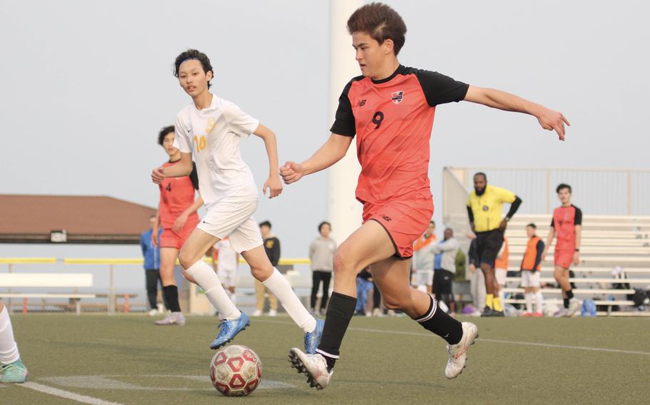 Titus Eckert pushes the ball forward.