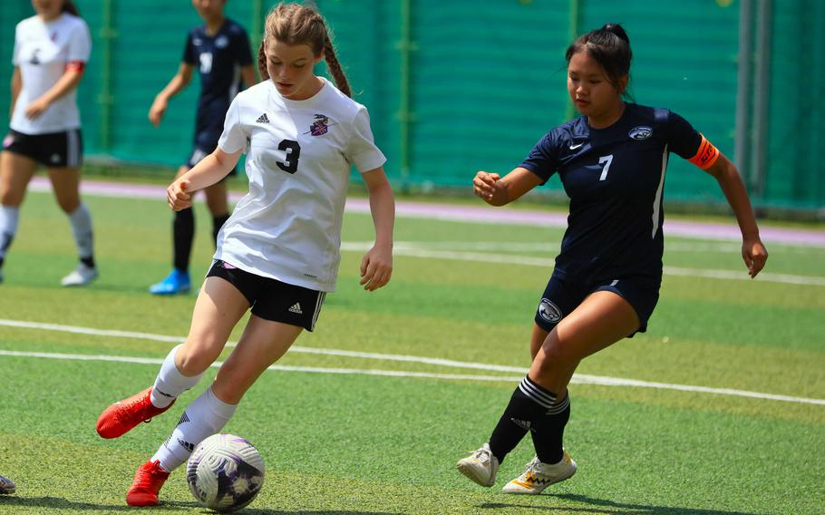 Osan‘s Jazmine Butalina, right, defends against Gyeonggi Suwon’s Summer Chilson during Saturday’s Korea postseason girls soccer tournament match. The Cougars won 4-3 in penalties, but later lost the fifth-place match 3-0 to Yongsan International-Seoul.