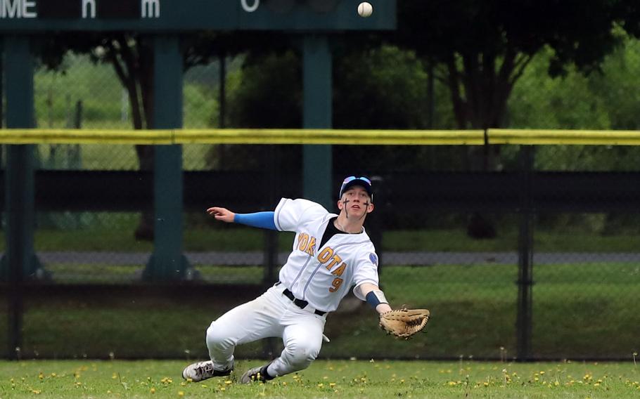 Kaden Elwood tries to make a catch.