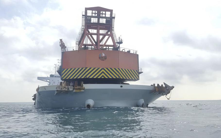 马来西亚海事执法局（MMEA）于 2023 年 5 月 29 日星期一发布的这张未注明日期的照片显示，一艘在中国注册的散货船因在柔佛东部海域非法抛锚而被 MMEA 扣留。