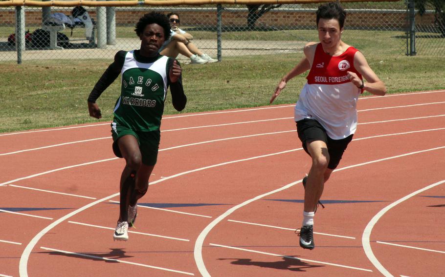 McKenzie Andrews and Angus Kett round a turn in the 400.
