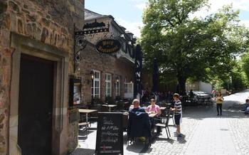 Ein Restaurant im Schloss Lichtenberg serviert hauptsächlich deutsche Küche und Speisen im Freien. 