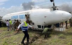 Somali Danab brigade commandos and other first responders rush to evacuate passengers from a Jubba Airlines aircraft that crash-landed July 18, 2022, at Mogadishu International Airport in Somalia. Three U.S. soldiers helped care for injured passengers from the flight, which had 36 people.