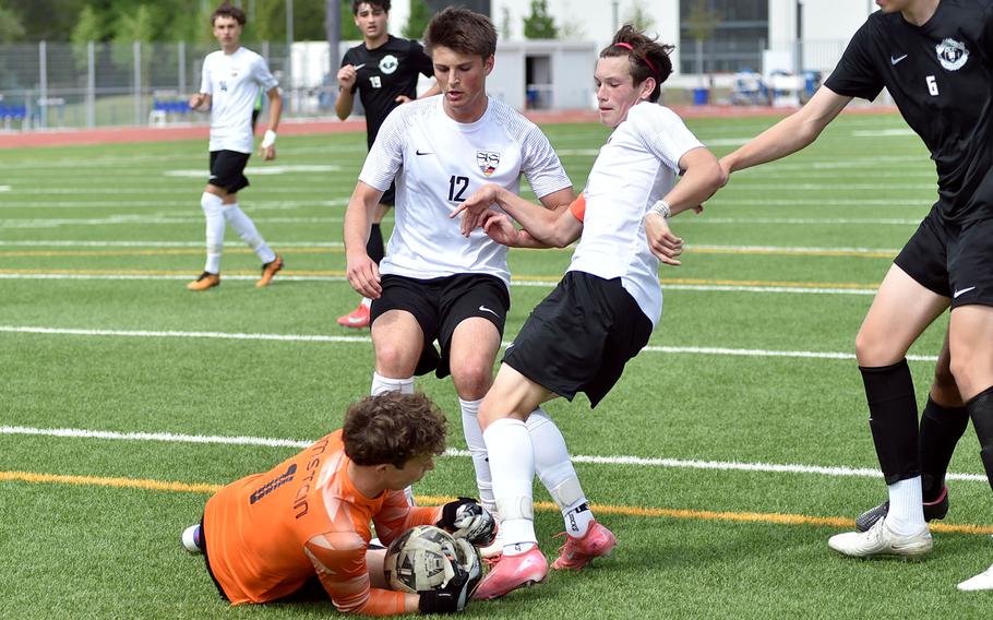 Elliot Radosevich gets the ball.