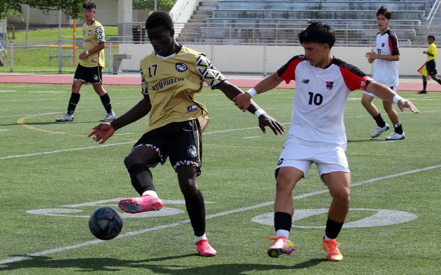 Humphreys' Jeremy Oledibe and Kinnick's Nic Moore chase the ball.