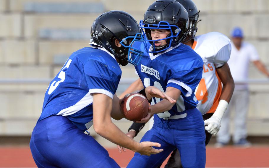 Der Brüsseler Quarterback Wilson Stewart läuft beim 64:48-Sieg der Brigands über Spangdahlem im Fußballfinale der DODEA-Europe Division III in Kaiserslautern, Deutschland, am 29. Oktober 2022 durch Running Back Sawyer Ter Horst.