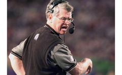 KRT SPORTS STORY SLUGGED:  SUPERBOWL KRT PHOTOGRAPH BY ROBERT SEAY/MACON TELEGRAPH (KRT215) MIAMI, FLORIDA, January 31 - Atlanta head coach Dan Reeves reacts to a call by the referees in the first half of  Super Bowl XXXIII, at Pro Player stadium in Miami, Florida.  Atlanta lost to Denver 34-19. (KRT) AP,PL,KD,BL 1999 (Horiz) (This is an electronic image) (Additional photos available on KRT Direct, KRT/PressLink or upon request)