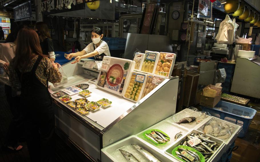 Karato Market on the waterfront of Shimonoseki, Japan, offers a large variety of ready-to-eat, fresh seafood on weekends and holidays. On weekdays, it’s a wholesale market where commercial buyers bid on the catch.