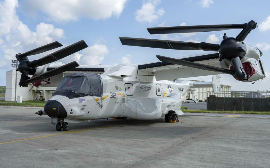 2021年8月31日、沖縄の嘉手納基地の駐機場に座るCMV-22Bオスプレイ。 