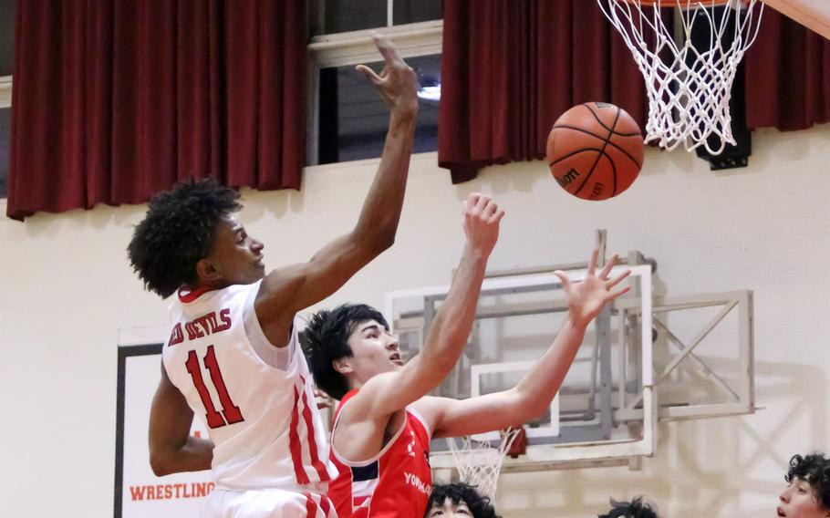 Isaiah Kimbrough and Kai Hicks battle for a rebound.