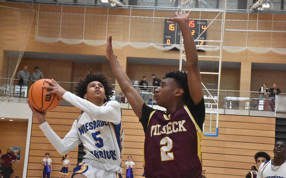 Carter Edwards shoots.
